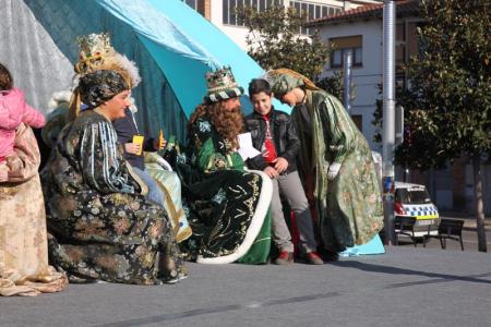 Els Reis Mags recullen les cartes dels nens de Ripollet -Imatge 1-