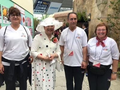 L'associació ripolletenca Cultura i Tradició viatja a Tokio per elaborar una catifa modernista -Imatge 1-