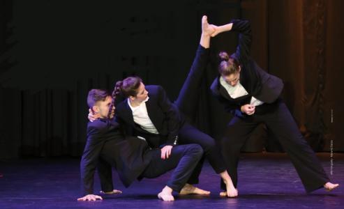 Les places del municipi acullen una exhibició de balls en el Dia Internacional de la Dansa -Imatge 1-