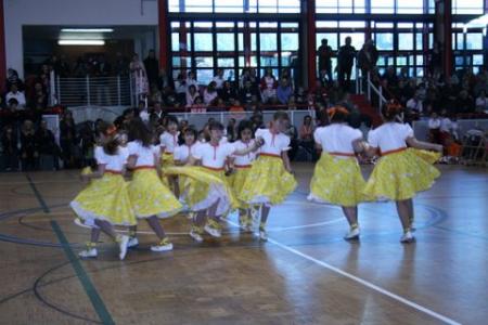Centenars de persones participen a la ballada de gitanes -Imatge 1-