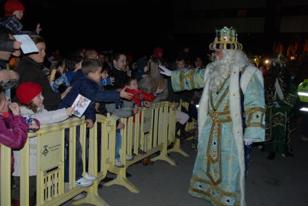 Els Reis Mags reparteixen regals i il·lusió a Ripollet -Imatge 1-