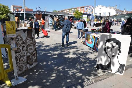 Sant Jordi torna a florir als carrers de Ripollet -Imatge 1-