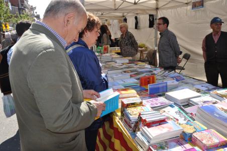 Música, entitats, artesania, tapes i la visita de Sor Lucía Caram, al Sant Jordi a la Rambla 2015 -Imatge 1-