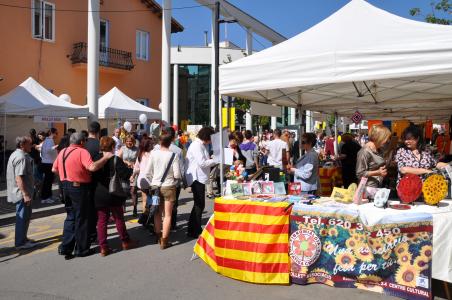 El Sant Jordi a la Rambla torna a ser multitudinari -Imatge 1-