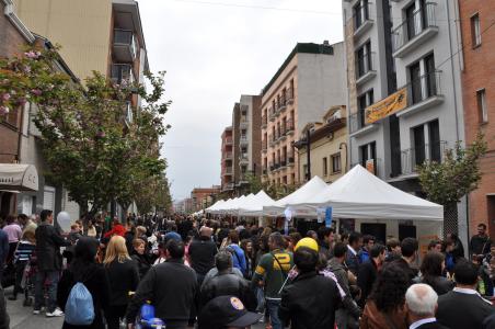 Sant Jordi triomfa un any més a la rambla de Ripollet -Imatge 1-