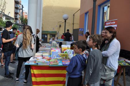 La Diada de Sant Jordi llueix a Ripollet -Imatge 1-