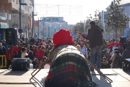 Més de 500 nens i nenes fan cagar el Tió a Ripollet -Imatge 1-