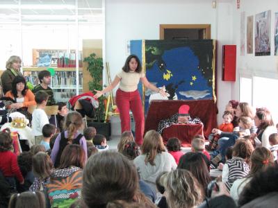 La Biblioteca rep el Tió entre llibres -Imatge 1-