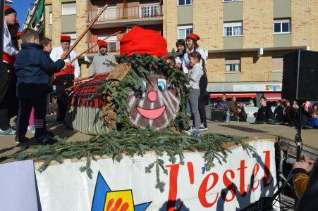 Gran afluència de públic per fer cagar el Tió de l'Esplai l'Estel -Imatge 1-