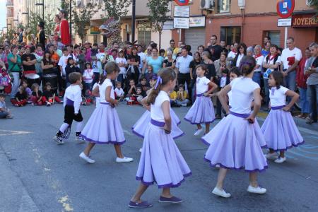 Centenars de persones acompanyen als gegants de Ripollet durant la Trobada Comarcal -Imatge 1-