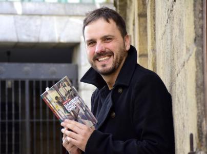 L'escriptor Kirmen Uribe visita Ripollet en el primer acte de l'Any del Llibre -Imatge 1-