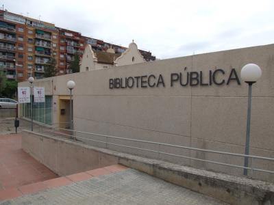 S'instal·la un rètol sobre la façana de la biblioteca -Imatge 1-