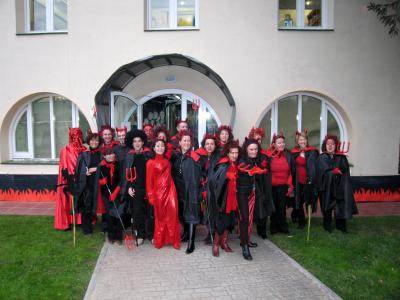 Els treballadors de l'Ajuntament es disfressen de dimonis -Imatge 1-