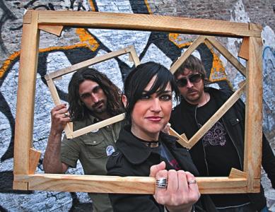 Entrevista a Efecto Mariposa<br>Susana Alva, cantant 'Enguany, un altre agost sense tornar a casa' -Imatge 1-