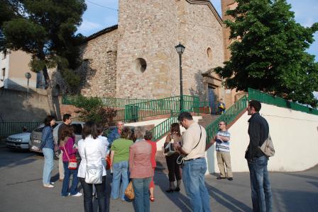 Els alumnes de català practiquen la llengua tot passejant per Ripollet -Imatge 1-