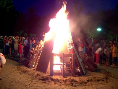 Revetlla de Sant Joan a la plaa de Joan Abad -Imatge 1-