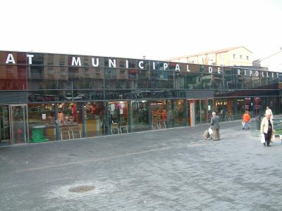 El Mercat Municipal celebra el Sant Joan amb els seus clients -Imatge 1-