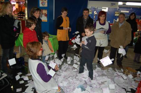 Pluja de bitllets i pernils al Mercat Municipal -Imatge 1-