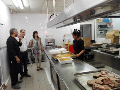 18 joves de la comarca, entre ells 3 de Ripollet, aprenen restauració dins Joves per l'Ocupació -Imatge 1-