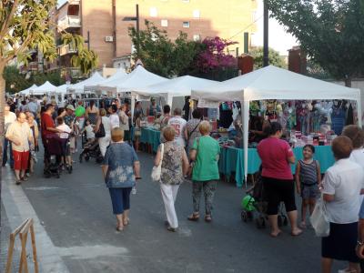 Els comerços locals surten al carrer per oferir descomptes i ofertes -Imatge 1-