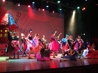 Els alumnes de 4t de l'Institut Can Mas emocionen amb el musical 'Moulin Rouge'  -Imatge 1-