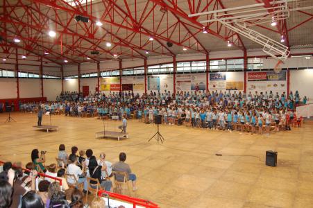 Centenars d'alumnes de Ripollet participen a la Cantata 2010 -Imatge 1-