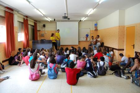 Els catarres vénen a veure el treball d'alumnes de l'INS Lluís Companys a partir d'una cançó seva -Imatge 1-