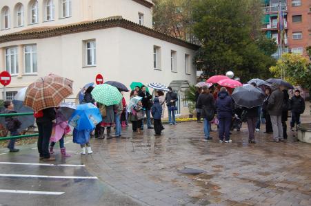 Un grup de pares i mestres de Ripollet es concentren en contra de les retallades -Imatge 1-