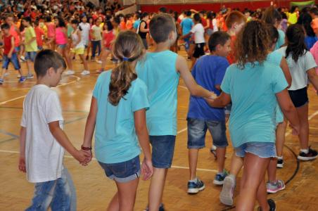 Uns 600 escolars s'apleguen a la 7a Trobada de dansaires -Imatge 1-