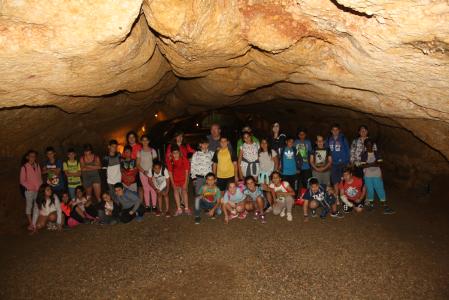 Més de 30 alumnes de l'escola Escursell visiten les coves de l'Espluga de Francolí -Imatge 1-