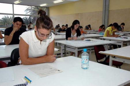 Una seixantena d'alumnes de Ripollet s'examinen per accedir a la universitat -Imatge 1-