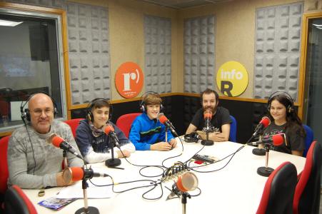 Els alummes del FEDAC Ripollet recullen material per a un centre d'acolida -Imatge 1-