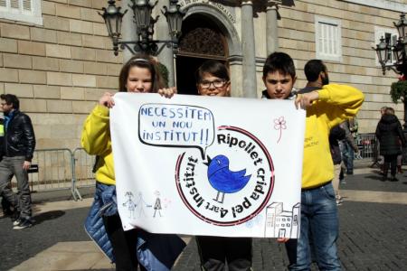 La comunitat educativa es manifesta contra el tancament d'aules i la massificació   -Imatge 1-