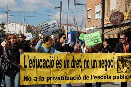 Els mestres de Ripollet es concentren contra la LEC -Imatge 1-