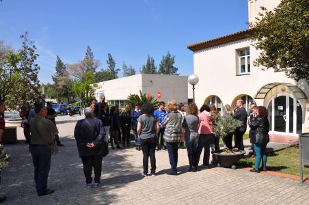 Minuts de silenci a les escoles i a l'Ajuntament pel succés de l'institut Joan Fuster  -Imatge 1-