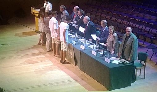 Un estudiant ripolletenc rep una distinció per la seva nota d'accés a la universitat -Imatge 1-