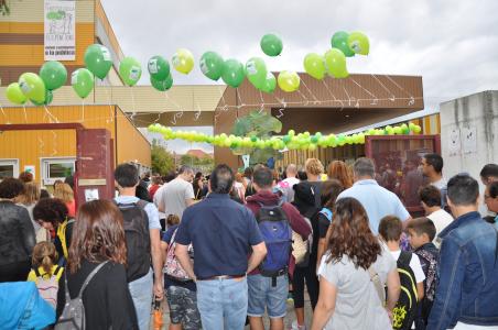 L'escola Els Pinetons comença el curs amb una 'performance' per reclamar l'Institut  -Imatge 1-