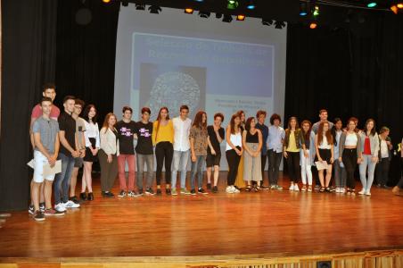 Deu estudiants de batxillerat ripolletencs reben el reconeixement pels seus treballs de recerca -Imatge 1-