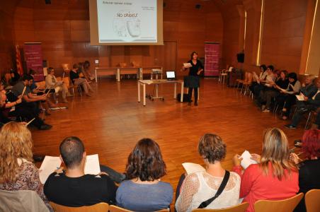 Unes 40 persones assisteixen al taller 'Educar sense cridar' celebrat al Centre Cultural -Imatge 1-