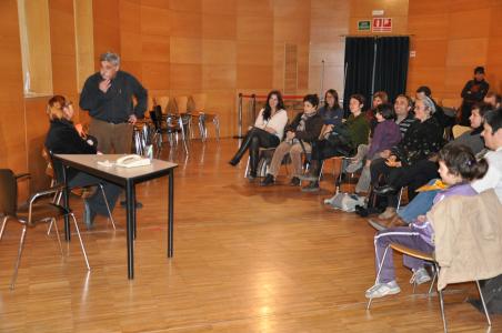 Teatre-fòrum sobre el paper de l'escola i la família en l'educació  -Imatge 1-