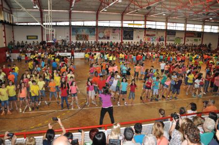 Desenes d'escolars omplen el pavelló Joan Creus en la Trobada de Dansaires -Imatge 1-