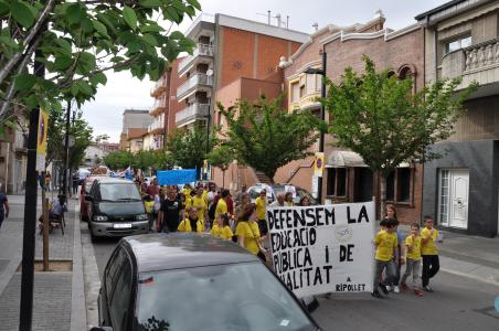 Pares, mares i mestres surten al carrer en contra de les retallades -Imatge 1-