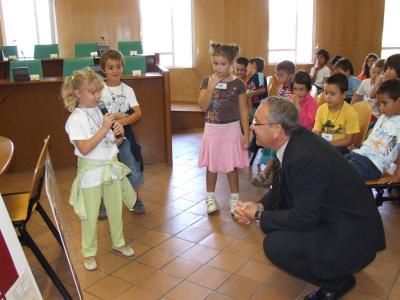 Els escolars del col·legi Pinetons presenten a l'alcalde el pati que volen -Imatge 1-