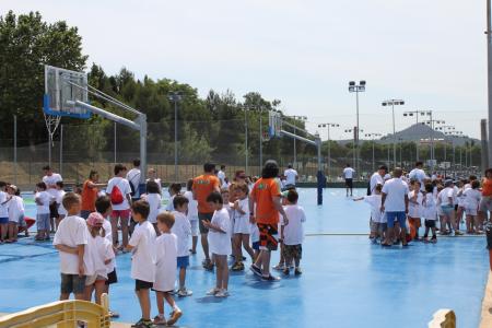 Centenars de nens clausuren el curs esportiu extraescolar -Imatge 1-