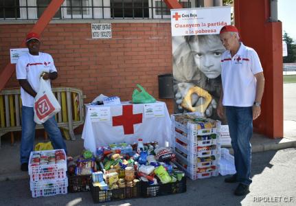 Èxit de la recollida d'aliments organitzada pel Ripollet CF durant el torneig 'Unidos por el futbol' -Imatge 1-