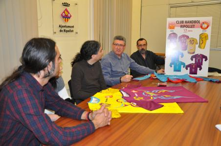 Els colors de Ripollet, a la nova equipació del Club Handbol Ripollet -Imatge 1-