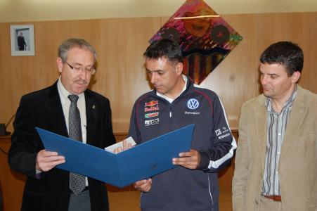Lucas Cruz, guanyador del Dakar 2010 rep la insígnia de plata de Ripollet -Imatge 1-