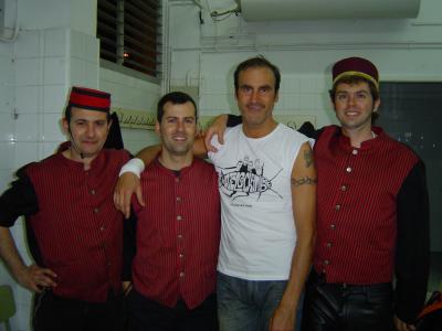 Hotel Cochambre omple de Rock i espectacle el pati del Lluis Companys -Imatge 1-