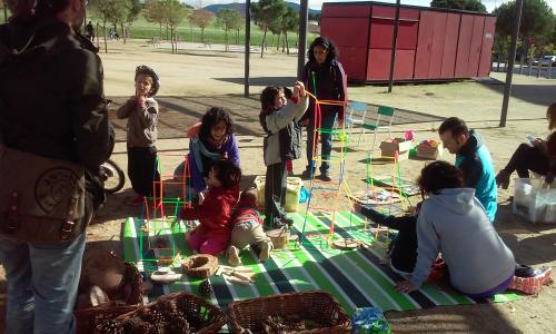 Activitat a la Jugatecambiental per conèixer la biodiversitat del parc dels Pinetons -Imatge 1-