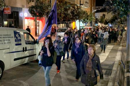 Un centenar de persones clamen #ProuFeminicidis el 25N -Imatge 1-